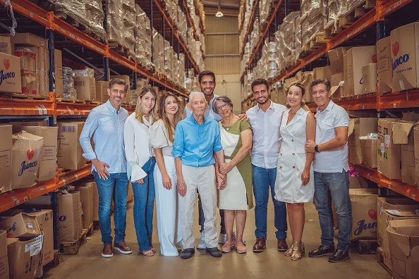 Família Junco em frente às prateleiras